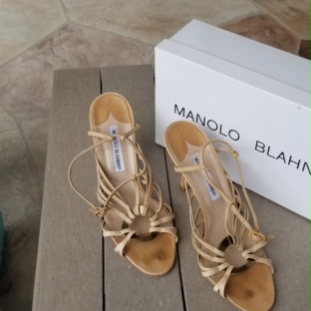 MANOLO BLAHNIK BEIGE SANDELS. SIZE 39 OR 9. GOOD CONDITION.